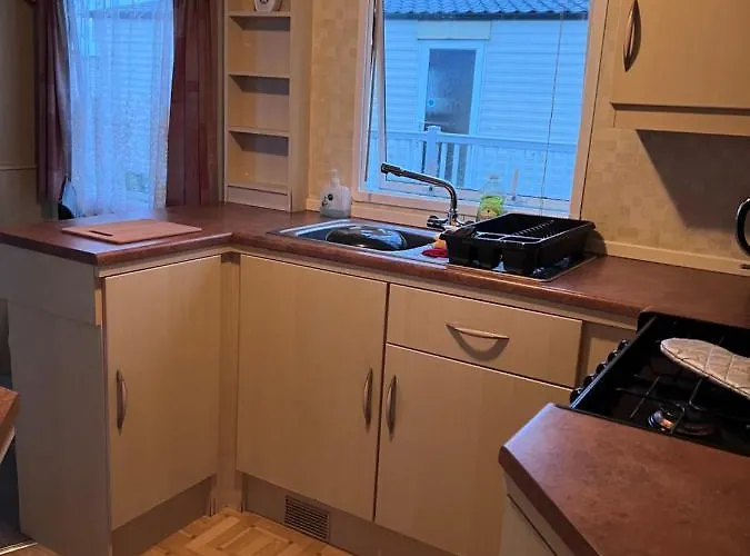 S422 Golden Palm 8 Berth Caravan